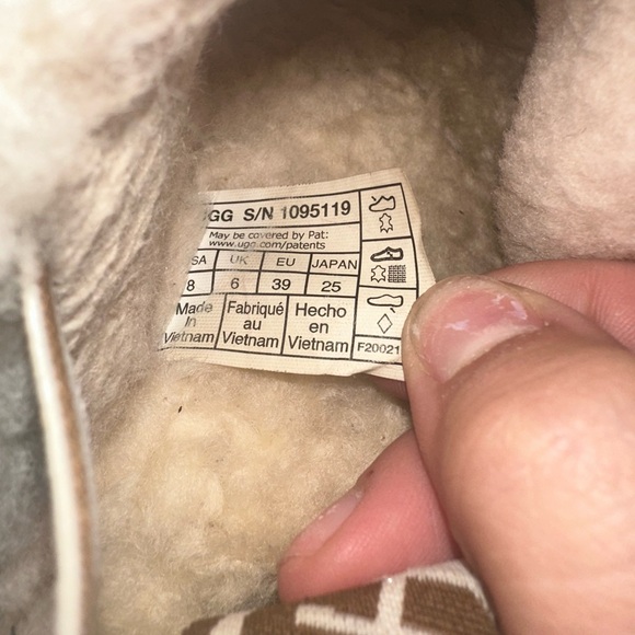 UGG Furry Slippers - Picture 6 of 6